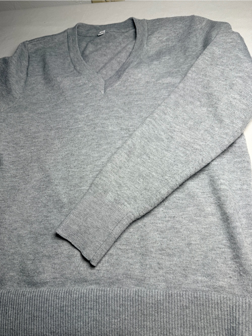 Women’s Gray V Neck Sweater Size S Lightweight Knit Pullover Classic Basic - Picture 10 of 10